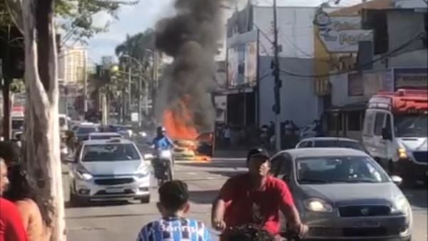 Carro pegando fogo em Vila Velha