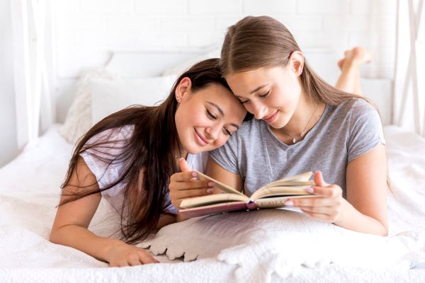 LGBTQIA+: lésbicas lendo livro