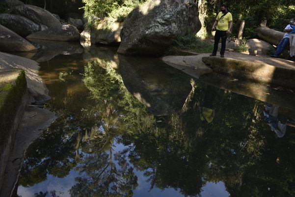 Membros das ONGs explicam que piscinas naturais e lagos são formados nas redondezas do Mestre Álvaro por Ricardo Medeiros