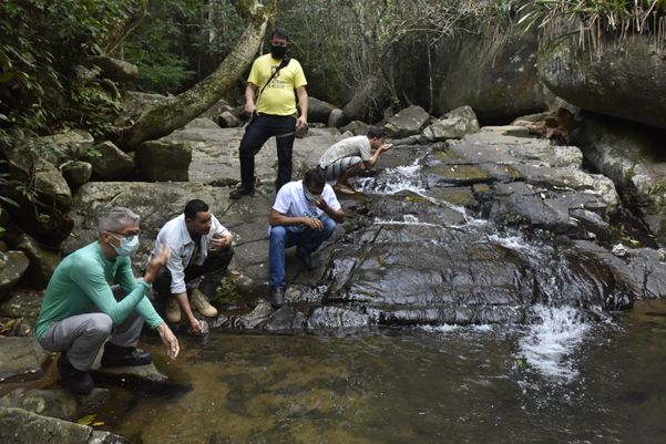 Membros das ONGs explicam que piscinas naturais e lagos são formados nas redondezas do Mestre Álvaro por Ricardo Medeiros