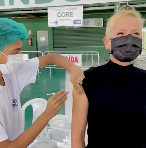 Xuxa Meneghel é vacinada contra a Covid-19