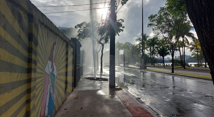 Imagens mostram a força com que a água é direcionada para o alto. O vazamento aconteceu na calçada, o que não impediu o trânsito de veículos no local