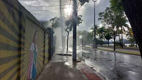Água jorrando na Avenida Beira-Mar, em Vitória