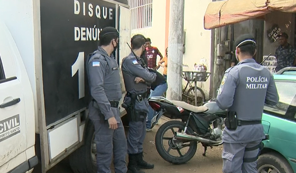 Polícias Civil e Militar estiveram na barbearia onde aconteceu o crime