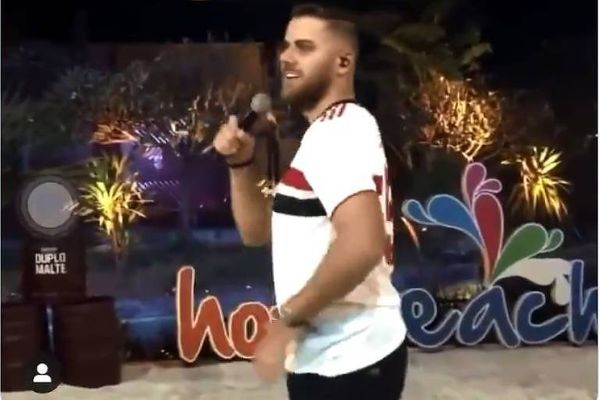 Cantor Zé Neto se desculpa após imitar gay com camisa do São Paulo