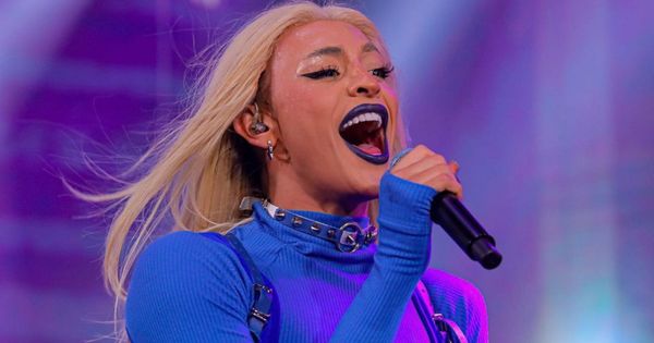 A cantora Pabllo Vittar na Parada do Orgulho LGBT+ de São Paulo 2021, transmitida ao vivo pelo YouTube