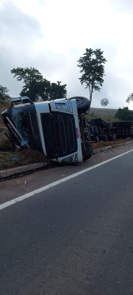 Carreta com contêineres tomba na BR 259 em Colatina por Alessandro Bacheti