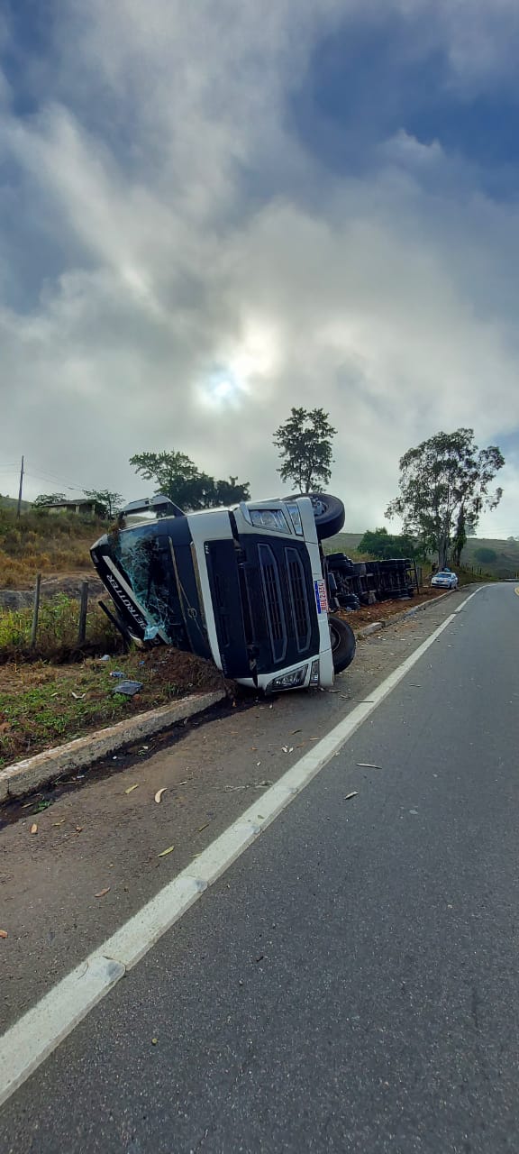 Carreta com contêineres tomba na BR 259 em Colatina por Alessandro Bacheti
