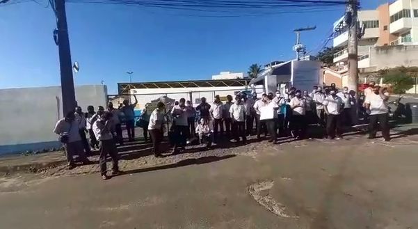 Funcionários da Expresso Lorenzutti fazem protesto em frente a garagem da empresa em Guaraparia