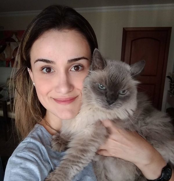 Paula Leite Moreira com sua gatinha Sofia 