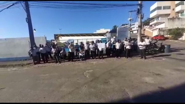 Funcionários da Expresso Lorenzutti fazem protesto em frente a garagem da empresa em Guarapari.