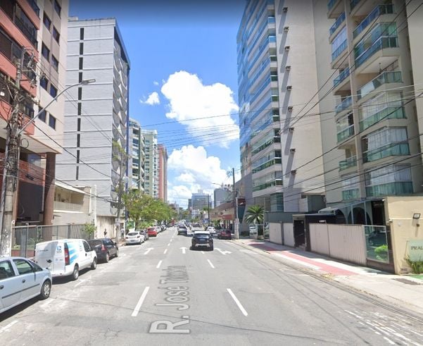 Rua José Teixeira, uma das vias comerciais mais importantes da Praia do Canto