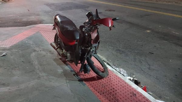 Um carro e uma motocicleta se envolveram em um acidente na Avenida Maruípe