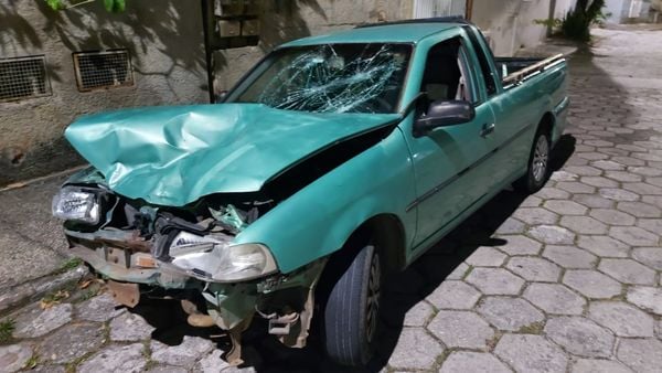 Um carro e uma motocicleta se envolveram em um acidente na Avenida Maruípe