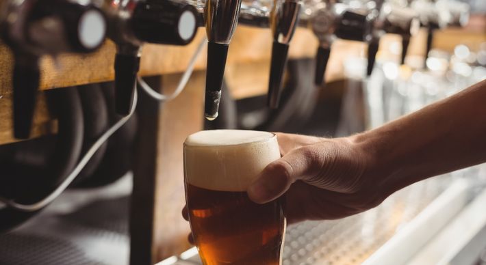 Você sabia que os polêmicos dois dedos de espuma são fundamentais para preservar a bebida? Saiba mais sobre esse e outros cuidados básicos