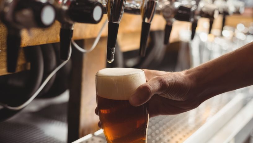 Cerveja/chope retirada da torneira com colarinho