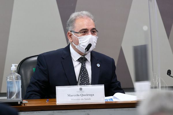 À mesa, ministro de Estado da Saúde, Marcelo Queiroga.