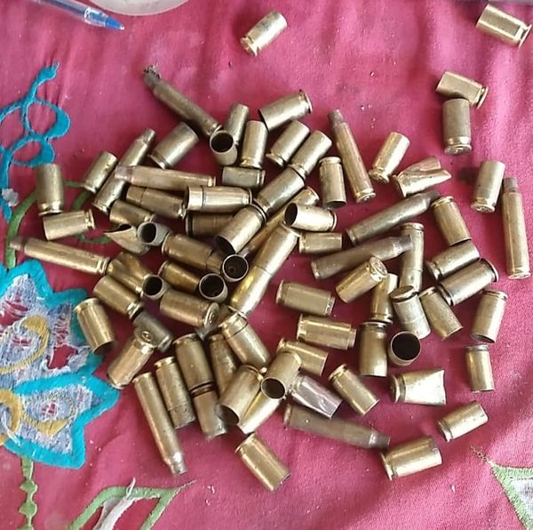 De acordo com uma moradora, dezenas de cápsulas foram encontradas na praça do Bloco A, em Planalto Serrano, após o tiroteio da madrugada desta terça-feira (8)