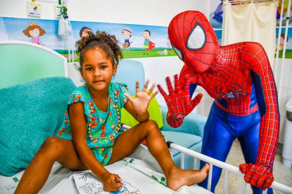 Homem-Aranha visita UPA de Linhares