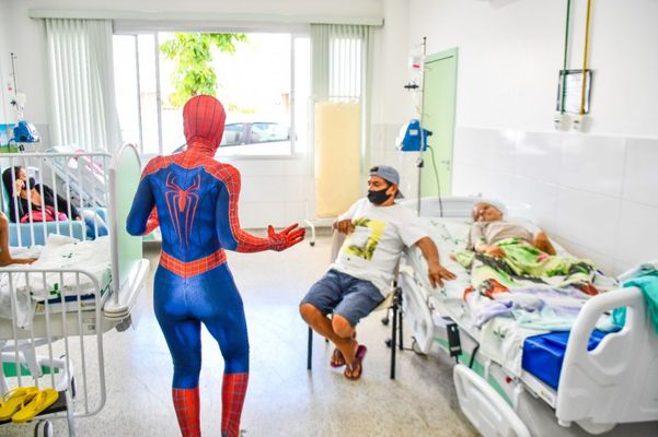 Homem-Aranha visita UPA de Linhares por Secom/Felipe Tozatto