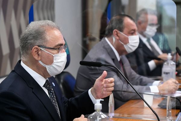 Ministro da Saúde, Marcelo Queiroga e o presidente da CPIPANDEMIA, senador Omar Aziz (PSD-AM).