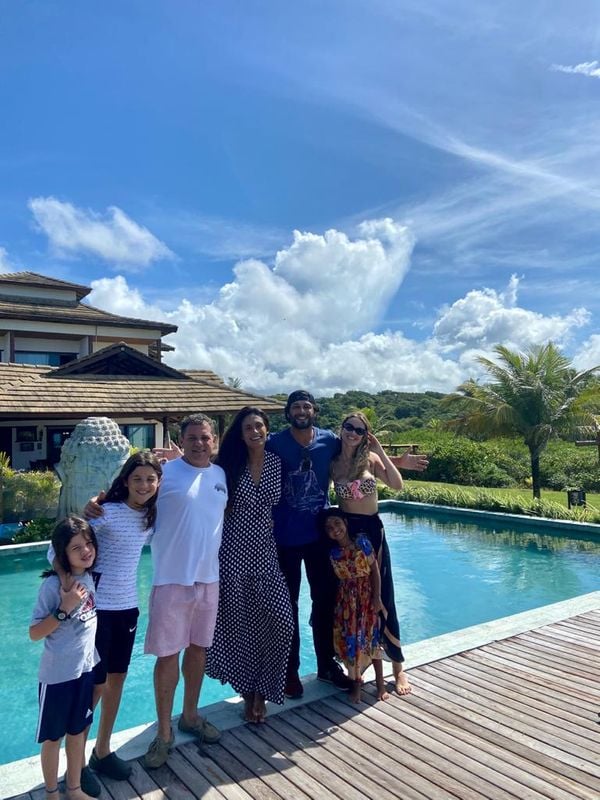 Alipio Neto e Monike receberam em seu condômino, o Manoa Eco Villa,  em Costa Dourada, Bahia,  o casal Jesus Luz e Carol Ramiro e a  filha Malena