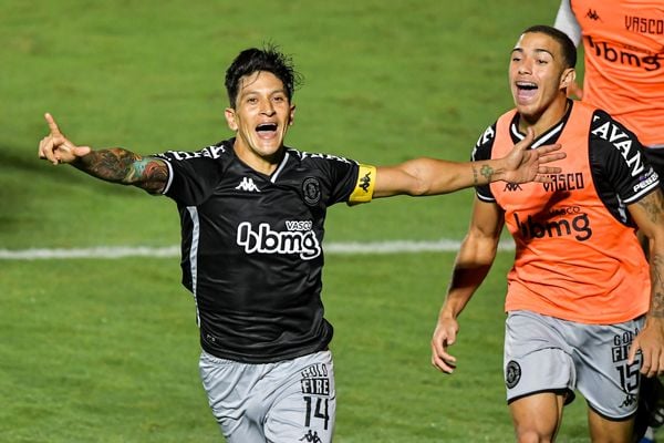 Cano marcou o gol que garantiu a classificação do Vasco
