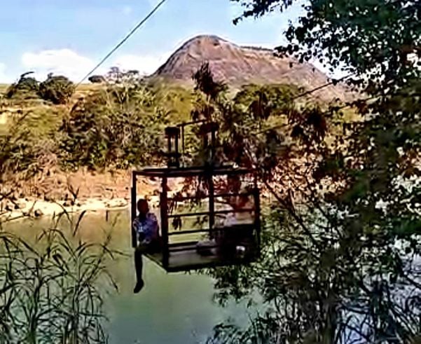 Moradora de Ilha, idosa usa teleférico para se vacinar no ES
