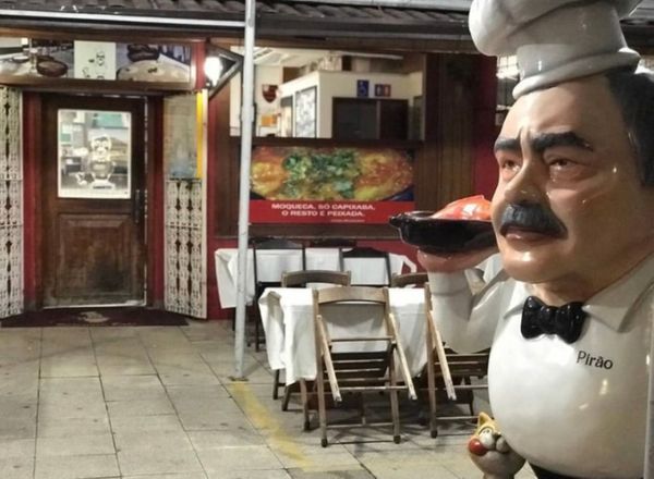 Tótem e fachada do restaurante Pirão, na Praia do Canto