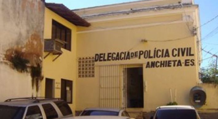 Um rapaz de 17 anos foi morto no dia 12 de abril após ameaças de bandidos por conta do tráfico de drogas. Irmão da vítima, de 16 anos, segundo a polícia, ajudou o atirador no crime