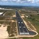 Vista aérea da pista de pouso e decolagem do Aeroporto de Linhares
