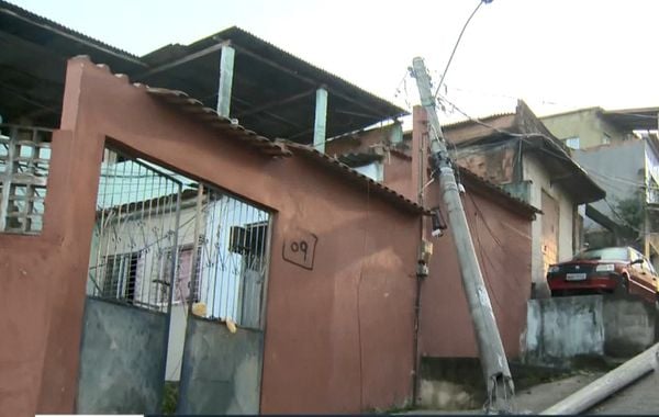 aminhão arrastou fiação e derrubou seis postes em Cariacica