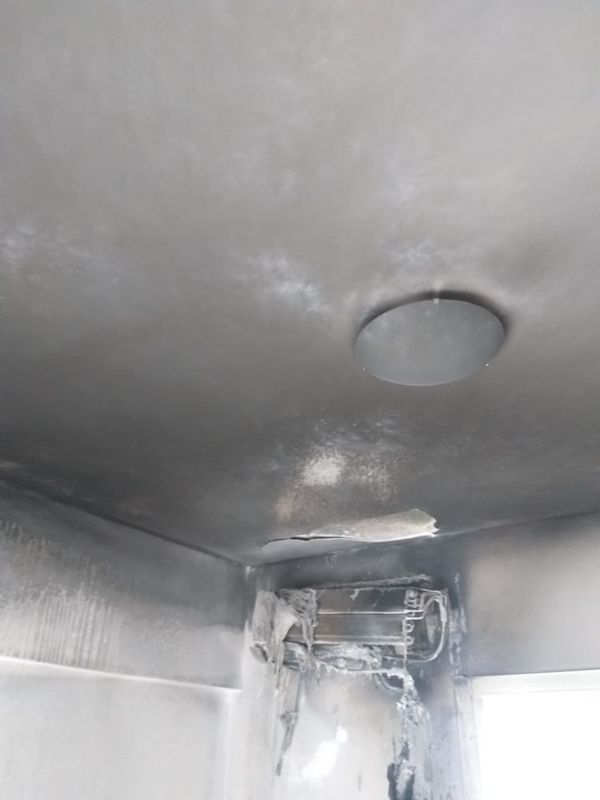 Aparelho de ar condicionado ficou completamente destruído após incêndio em apartamento do Edifício Privilege por Divulgação | Corpo de Bombeiros