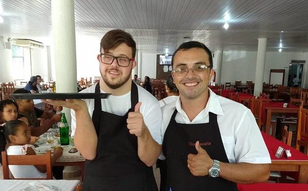 Chefe da equipe de garçons, Cecéu (à direita) também ajudou na inclusão de jovens portadores de deficiência a entrarem no mercado de trabalho