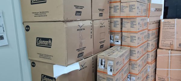 Chegada das doses de vacinas contra a Covid-19 que serão utilizadas em estudo de imunização na população de Viana por Roger Santana | TV Gazeta