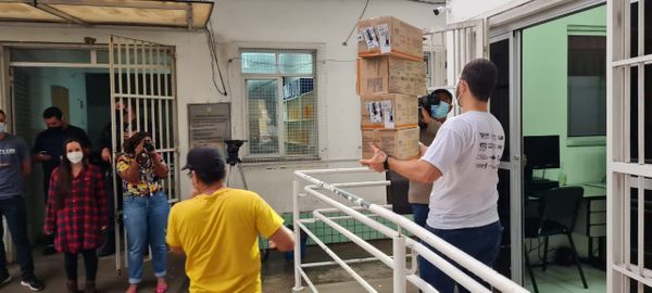 Chegada das doses de vacinas contra a Covid-19 que serão utilizadas em estudo de imunização na população de Viana por Roger Santana | TV Gazeta