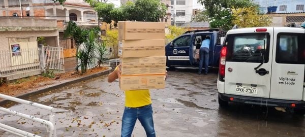 Chegada das doses de vacinas contra a Covid-19 que serão utilizadas em estudo de imunização na população de Viana por Roger Santana | TV Gazeta