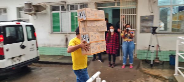 Chegada das doses de vacinas contra a Covid-19 que serão utilizadas em estudo de imunização na população de Viana por Roger Santana | TV Gazeta