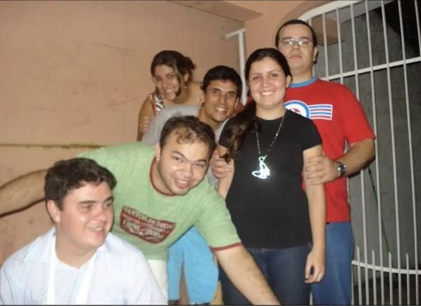 Fã dos Beatles, Karlo Schneider (de camiseta verde) e amigos que escreveram as cartas para Bárbara reunidos, antes de a menina nascer