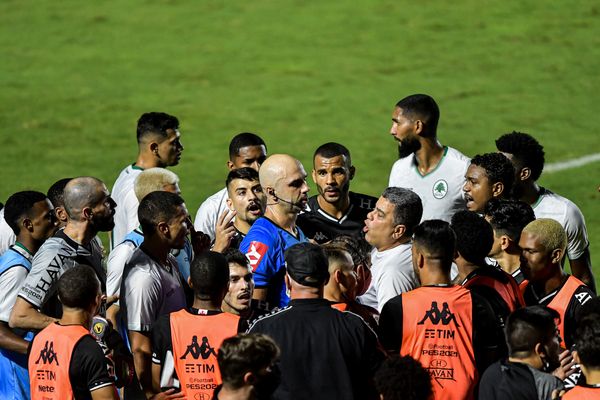 Jogadores do Vasco ficaram revoltados após árbitro invalidar gol