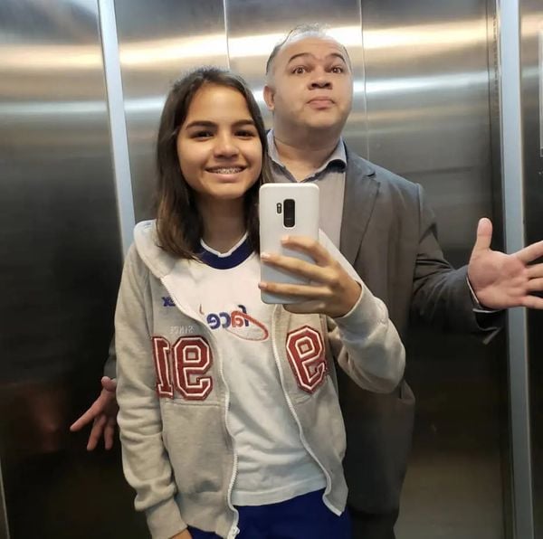 Karlo Schneider, que era fã dos Beatles, posa com a filha, Bárbara, para quem deixou as cartas que seriam abertas apenas quando ela completasse 15 anos