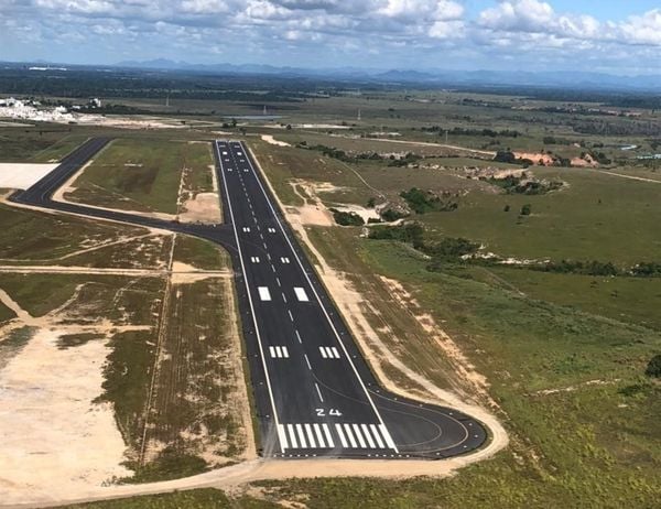 Vista aérea da pista de pouso e decolagem do Aeroporto de Linhares