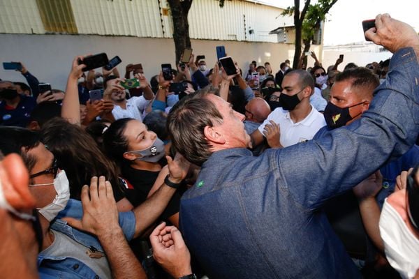 Jair Bolsonaro tira foto com apoiadores em Anápolis, Goiás