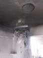Teto do quarto onde começou o fogo ficou preto por causa do incêndio nesta quinta-feira (10)(Divulgação | Corpo de Bombeiros)
