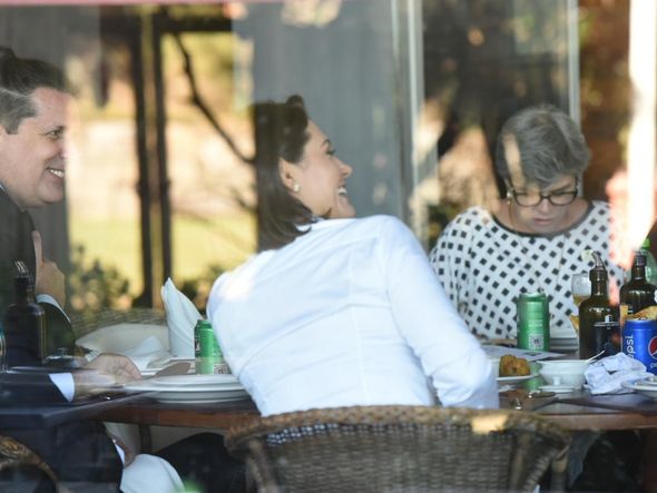 A primeira-dama, Michelle Bolsonaro, almoçando em um restaurante de Vitória por Carlos  Alberto Silva   