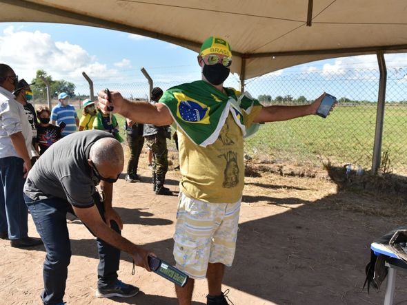 Aeroporto de São Mateus: pessoas aguardam a chegada do presidente Jair Bolsonaro  por Fernando Madeira  