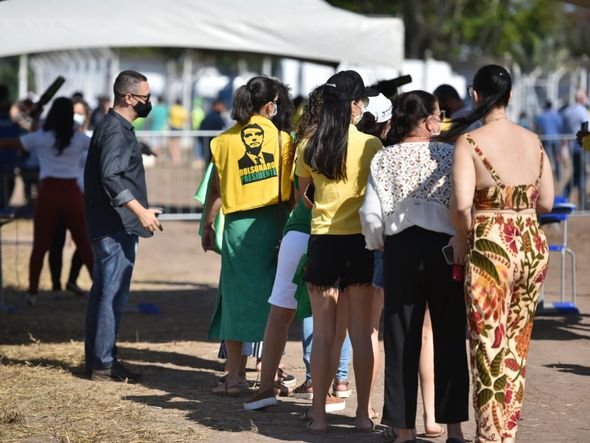 Aeroporto de São Mateus: pessoas aguardam a chegada do presidente Jair Bolsonaro  por Fernando Madeira  