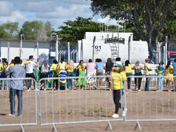 Aeroporto de São Mateus: pessoas aguardam a chegada do presidente Jair Bolsonaro  por Fernando Madeira  