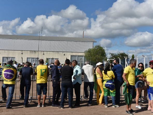 Aeroporto de São Mateus: pessoas aguardam a chegada do presidente Jair Bolsonaro  por Fernando Madeira  