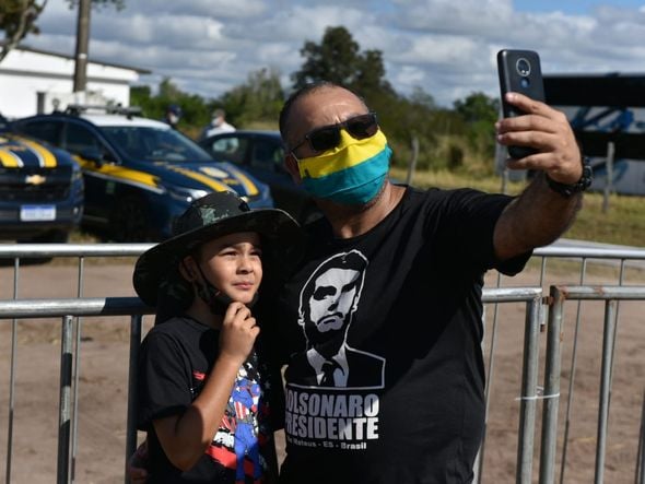Aeroporto de São Mateus: pessoas aguardam a chegada do presidente Jair Bolsonaro  por Fernando Madeira  